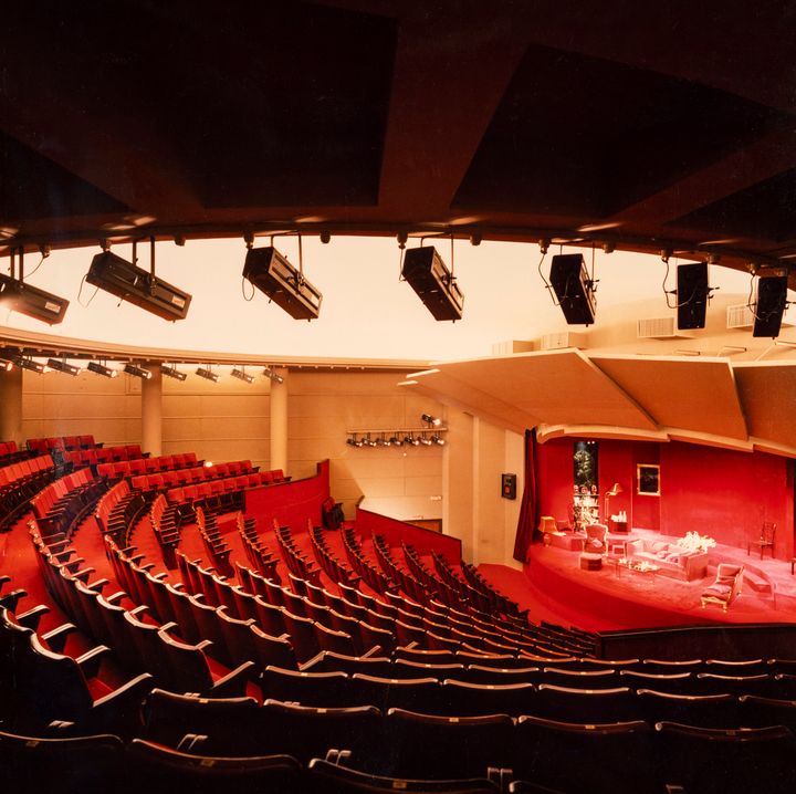 Το 1986 ο Μάνος Περράκης σχεδιάζει το Θέατρο Ιλίσια της Νόνικας Γαληνέα και του Αλέκου Αλεξανδράκη στο χώρο του κινηματογράφου Ιλίσια.