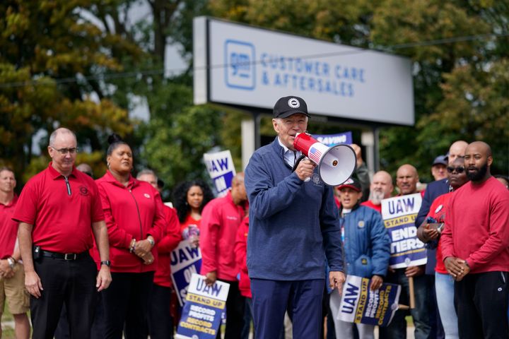 Ο πρόεδρος Τζο Μπάιντεν συμμετέχει στην απεργία των εργατών της United Auto Workers στο Μίσιγκαν (AP Photo/Evan Vucci)