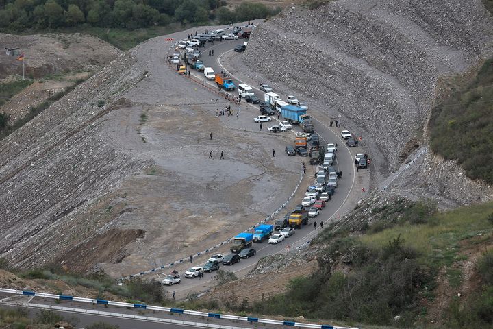 Ένα κομβόι αυτοκινήτων των εθνοτικών Αρμενίων από το Ναγκόρνο-Καραμπάχ κινείται προς το Kornidzor στην περιοχή Syunik, Αρμενία, 26 Σεπτεμβρίου 2023. Χιλιάδες κάτοικοι του Ναγκόρνο-Καραμπάχ εγκαταλείπουν τα σπίτια τους μετά την ταχεία στρατιωτική επιχείρηση του Αζερμπαϊτζάν για την ανάκτηση του ελέγχου της αποσχισθείσας περιοχής μετά από μια αυτονομιστική σύγκρουση τριών δεκαετιών