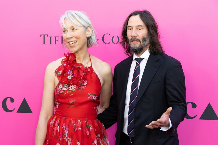 A artista Alexandra Grant (à esquerda) e o ator Keanu Reeves participam do MOCA Gala 2023 em 15 de abril em Los Angeles.