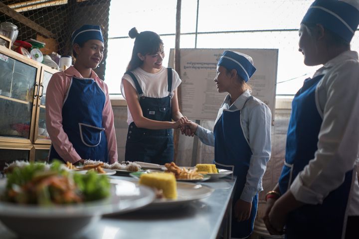2015年には、カンボジアの職業訓練学校で生徒たちが調理を学ぶ現場を見学した