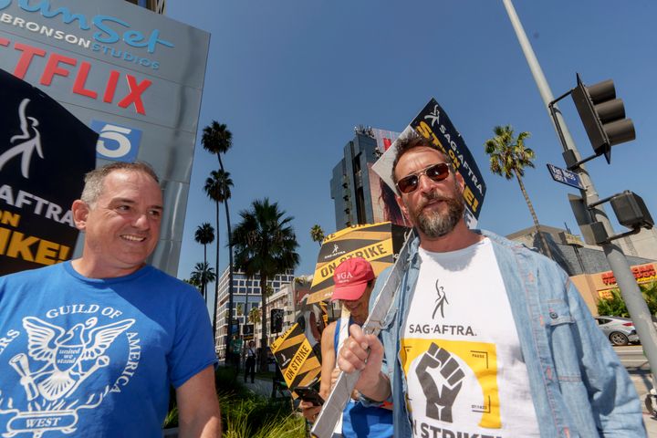 Ο ηθοποιός Νόα Γουάιλ (δεξιά) έξω από τα στούντιο του Netflix στο Λος Άντζελες ενώνει δυνάμεις με τους συναδέλφους του απεργούς ηθοποιούς. 26 Σεπτεμβρίου 2023. (AP Photo/Damian Dovarganes)