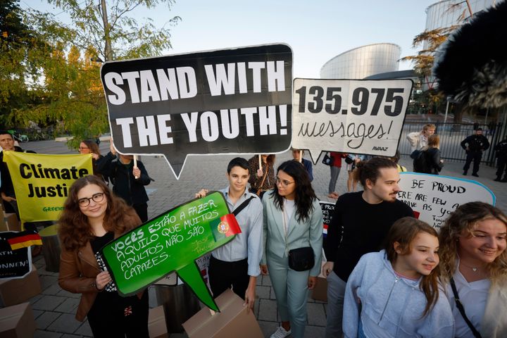 Αντρέ Ολιβέιρα, Καταρίν Μότα, Μαρτίμ Μότα, Κλαούντια Αγκουστίνο. Τέσερις από τους ενάγοντες έξω από το ΕΔΔΑ με πλακάτ που γράφει: "Στηρίξτε τους νέους". 