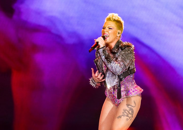 Pink brincou depois que o manifestante foi escoltado para fora.