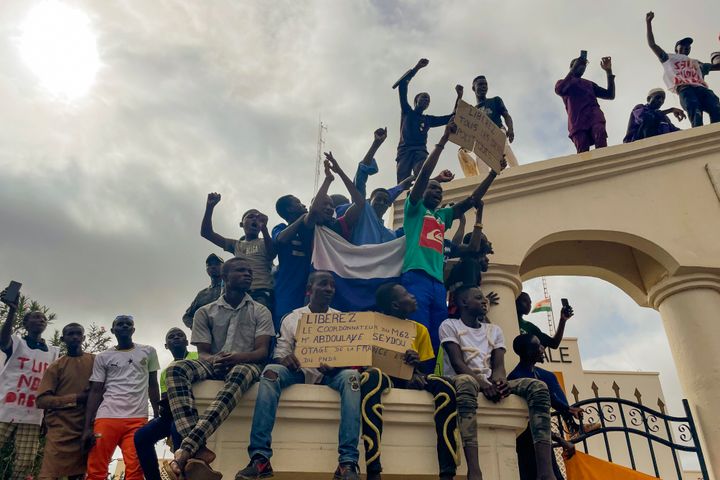Νίγηρας 3 Αυγούστου 2023 Υποστηρικτές της χούντας πανηγυρίζουν και ζητούν απεξάρτηση από τις ξένες δυνάμεις