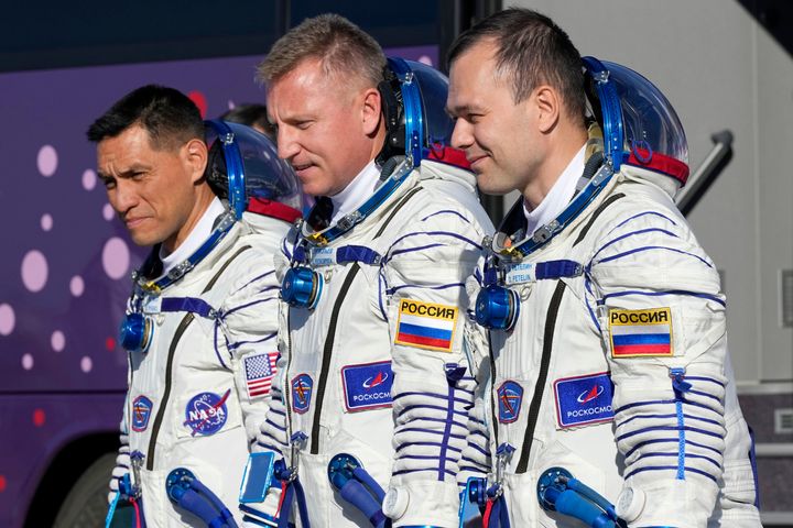 Από αριστερά, ο αστροναύτης της NASA Φρανκ Ρούμπιο, οι κοσμοναύτες της Roscosmos Σεργκέι Προκόπιεφ και Ντμίτρι Πετέλιν, μέλη του πληρώματος της αποστολής στον Διεθνή Διαστημικό Σταθμό (ISS), πριν από την εκτόξευση του πυραύλου Soyuz-2.1, στο ρωσικό μισθωμένο Baikonur cosmodrome, του Καζακστάν, την Τετάρτη, 21 Σεπτεμβρίου 2022. Οι τρείς τους επέστρεψαν στη Γη την Τετάρτη, Σεπτ. 27, 2023, αφού είχαν παραμείνει στο διάστημα για λίγο περισσότερο από ένα χρόνο καθώς το Soyuz-2.1 υπέστη διαρροή τον Δεκέμβριο, πιθανότατα από μικρομετεωρίτη. Η αποστολή των 180 ημερών μετατράπηκε σε διαμονή 371 ημερών.