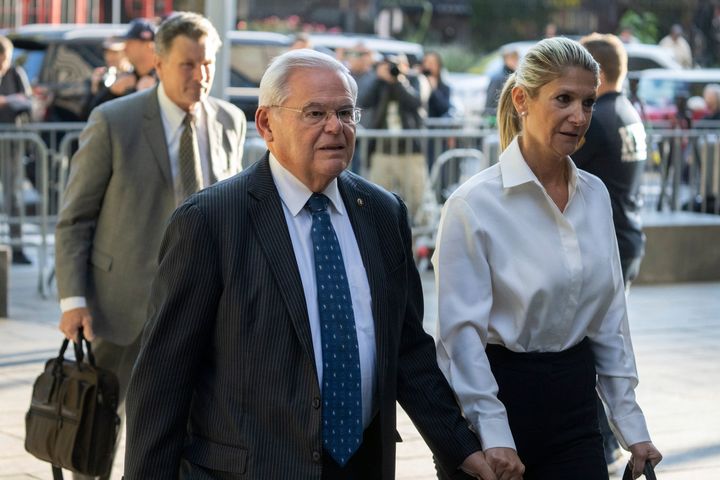 Ο Δημοκρατικός γερουσιαστής Μπομπ Μενέντεζ από το Νιου Τζέρσεϊ και η σύζυγός του Ναντίν Μενέντεζ φτάνουν στο ομοσπονδιακό δικαστήριο στη Νέα Υόρκη, Τετάρτη 27 Σεπτεμβρίου 2023.
