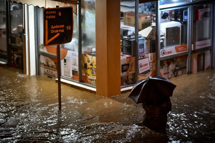Το κύμα κακοκαιρίας ELIAS προκαλείέντονη βροχόπτωση και πλημμυρικά φαινόμενα στην πόλη του Βόλου.Μέσω μηνύματος 112, απαγορεύτηκε η κυκλοφορία στην πόλη, Τετάρτη 27 Σεπτεμβρίου 2023 (ΒΑΣΙΛΗΣ ΟΙΚΟΝΟΜΟΥ/EUROKINISSI)