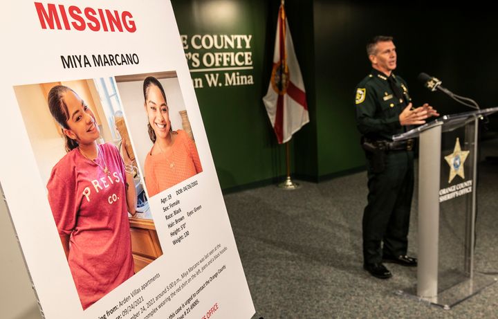 El sheriff John Mina habla con miembros de los medios sobre la desaparición de Marcano en la Oficina del Sheriff del condado de Orange en Orlando, Florida, el 30 de septiembre de 2021.