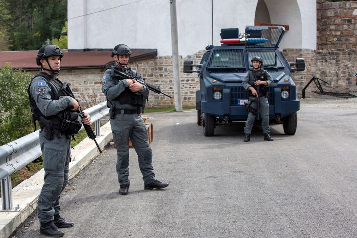 Κοσοβάροι αστυνομικοί ασφαλίζουν την περιοχή έξω από το μοναστήρι στο χωριό Μπάνισκα του Κοσσυφοπεδίου την Τετάρτη 27 Σεπτεμβρίου 2023.