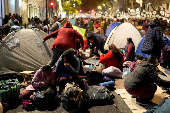 Μέλη κοινωνικών οργανώσεων κατασκηνώνουν στην Plaza de Mayo για να διαμαρτυρηθούν κατά των κυβερνητικών πολιτικών, ζητώντας κοινωνική βοήθεια και υψηλότερους μισθούς εν μέσω πληθωρισμού, στο Μπουένος Άιρες της Αργεντινής (19/4/2023)