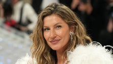 Gisele Bündchen Shares Rare Photo With Parents And All 5 Of Her Sisters