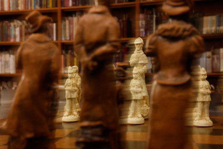 Σκάκι με φιγούρες Σέρλοκ Χολμς ακριβώς έξω από την αίθουσα Arthur Conan Doyle στην Toronto Reference Library. (Lance McMillan/Toronto Star via Getty Images)