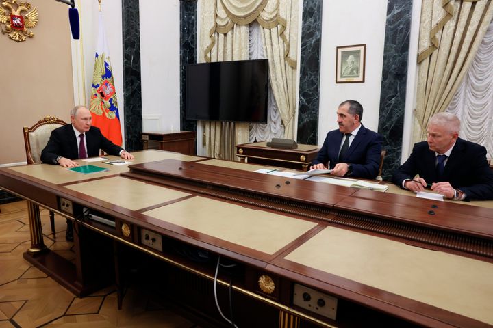 Ο Ρώσος Πρόεδρος Βλαντιμίρ Πούτιν, αριστερά, συναντάται με τον Ρώσο Αναπληρωτή Υπουργό Άμυνας Γιούνους-Μπεκ Γεφκούροφ, δεύτερο δεξιά, και τον Πρόεδρο της περιφερειακής δημόσιας οργάνωσης της Αγίας Πετρούπολης "Σύνδεσμος για την προστασία των συμφερόντων των βετεράνων των τοπικών πολέμων και των στρατιωτικών συγκρούσεων" συνταγματάρχη ε.α. Aντρέι Tρόσεφ στη Μόσχα, Ρωσία, Πέμπτη 28 Σεπτεμβρίου 2023.