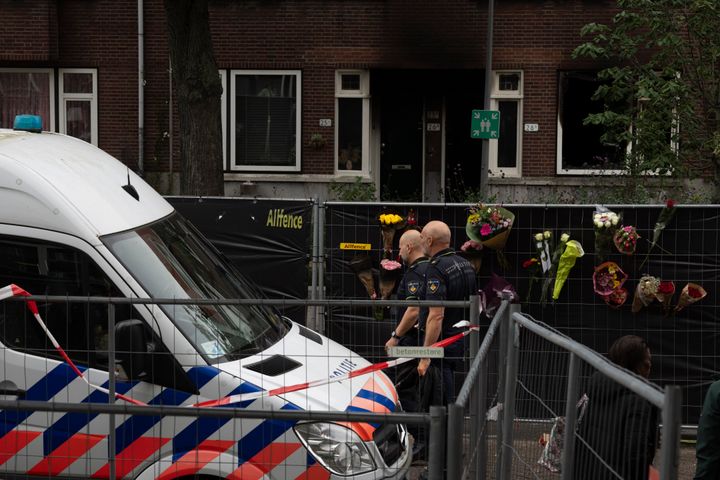Αστυνομικοί βρίσκονται στην πολυκατοικία όπου σημειώθηκαν οι πυροβολισμοί στο Ρότερνταμ της Ολλανδίας, Παρασκευή 29 Σεπτεμβρίου 2023.