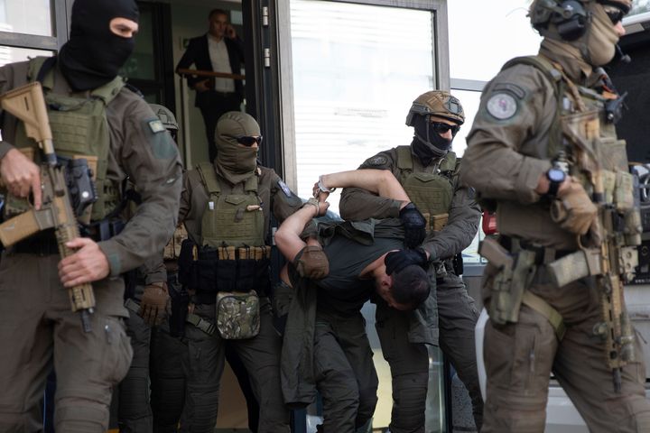 Μέλη της αστυνομίας του Κοσόβου της Ειδικής Μονάδας Επέμβασης συνοδεύουν έναν από τους συλληφθέντες Σέρβους ενόπλους έξω από το δικαστήριο μετά την ανταλλαγή πυροβολισμών στο Κοσσυφοπέδιο στην πρωτεύουσα Πρίστινα, την Τρίτη 26 Σεπτεμβρίου 2023