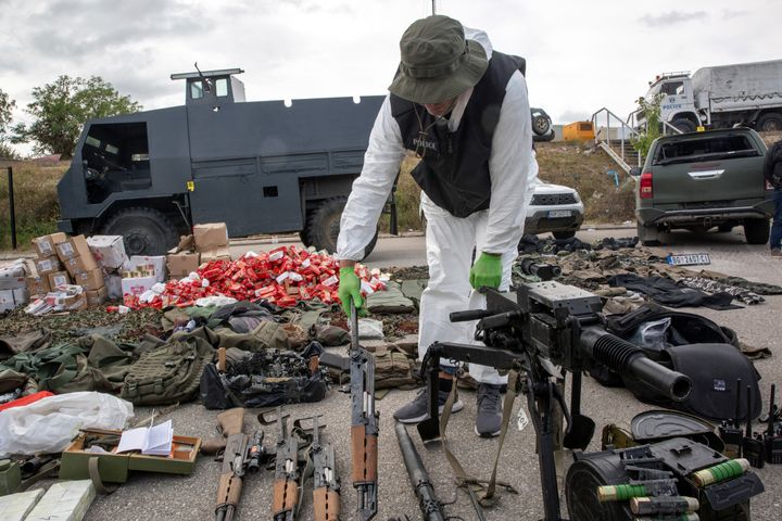 Η αστυνομία του Κοσόβου παρουσίασε όπλα που κατασχέθηκαν σε επιχείρηση στο χωριό Μπάντσκα μετά τη σύγκρουση της Κυριακής.
