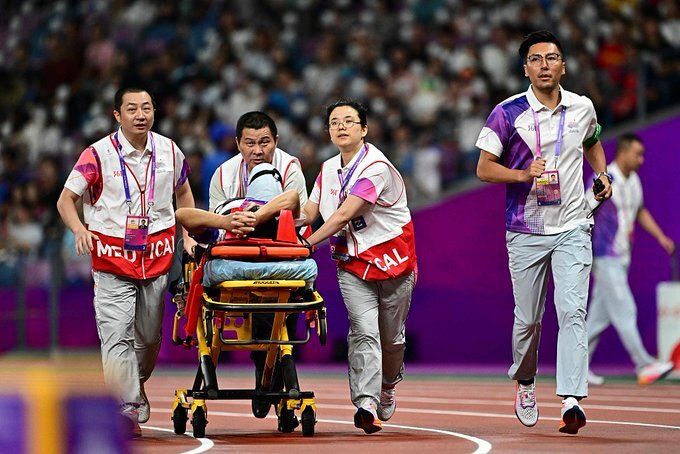 Ο κριτής που χτυπήθηκε κατά λάθος από μια σφύρα βάρους 7 κιλών το βράδυ του Σαββάτου στους 19ους Ασιατικούς Αγώνες στο Χανγκτσόου της Κίνας είναι πλέον σε σταθερή κατάσταση και προγραμματίζεται χειρουργική επέμβαση, σύμφωνα με την οργανωτική επιτροπή των αγώνων.