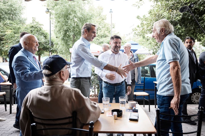 Κ. Μητσοτάκης και Ν. Χαρδαλιάς συνομιλούν με κατοίκους του Βύρωνα