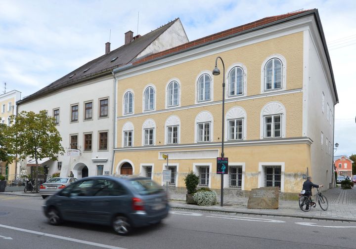 Εξωτερική άποψη του σπιτιού που γεννήθηκε ο Αδόλφος Χίτλερ, μπροστά, στο Braunau am Inn, Αυστρία, στις 27 Σεπτεμβρίου 2012.