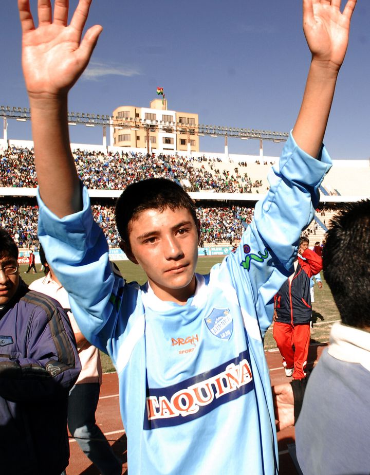 Ο 12χρονος-τότε- Βολιβιανός ποδοσφαιριστής, Μαουρίσιο Μπαλντιβιέσο χαιρετά το κοινό κατά τη διάρκεια ενός αγώνα στη Λα Παζ στις 19 Ιουλίου 2009.