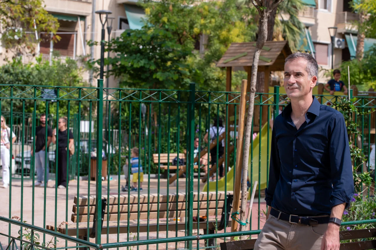 «Η Αθήνα άλλαξε»: Ο Κώστας Μπακογιάννης περπατάει στην πόλη και απαντά σε ερωτήσεις της HuffPost