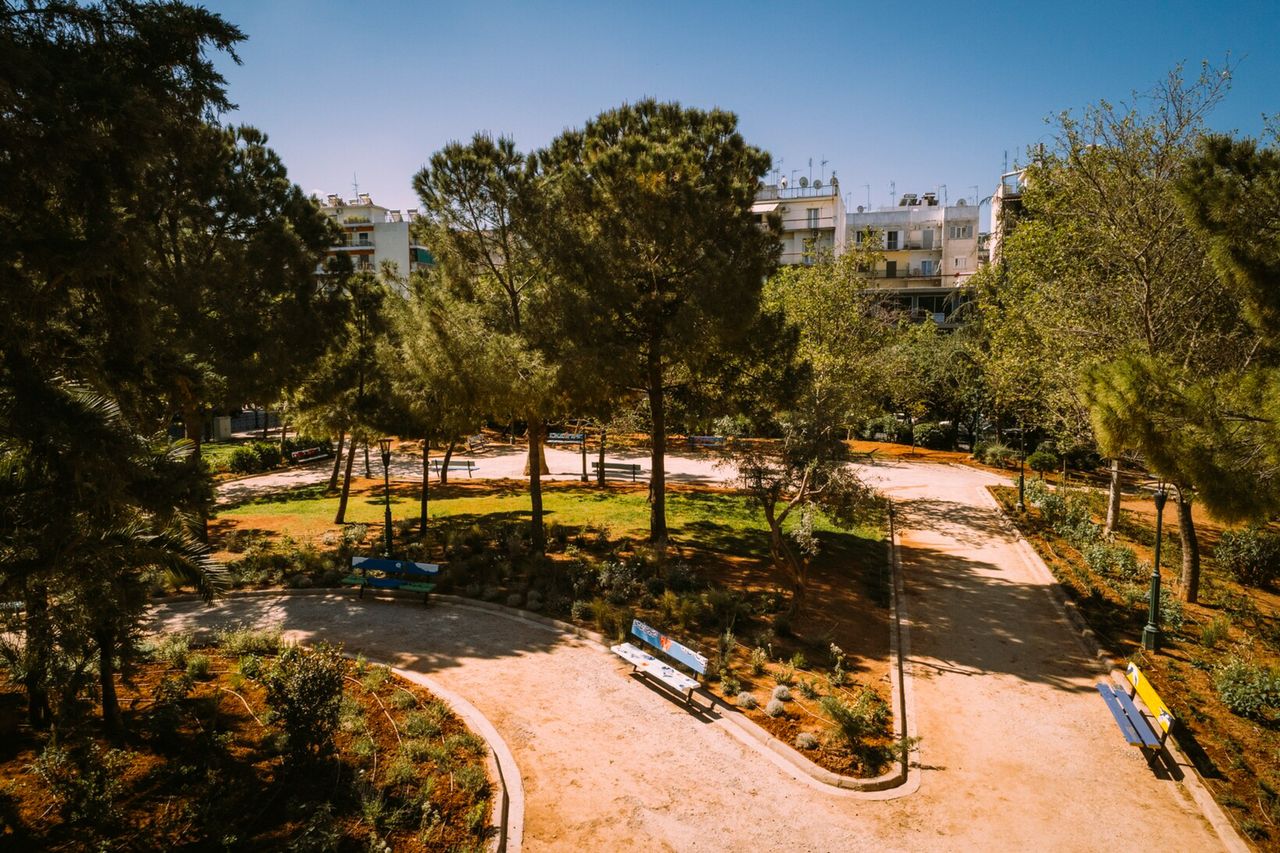 Το κτίριο της βίλας στο πάρκο ΦΙΞ χτίστηκε από μάστορες του Τσίλλερ. Λίγο πριν το 1970, ο Αριστείδης Βιτάλης με τις αλλαγές των οικοδομικών κανονισμών, είχε την ιδέα να μετατρέψει ένα μέρος του υπέροχου κήπου σε κινηματογράφο, έναν από τους ωραιότερους της Αθήνας, που πήρε την ονομασία του από τα αρχικά του ονόματός του (ΑΒ). Η πρώτη παράσταση του κινηματογράφου ξεκίνησε το καλοκαίρι του 1971, πενήντα χρόνια πριν, και η λειτουργία του σταμάτησε το 1990. Η οικογένεια πούλησε το προγονικό σπίτι τη δεκαετία του 1990 και ο Δήμος Αθηναίων αγόρασε το σύνολο της ιδιοκτησίας από τους νέους ιδιοκτήτες το 2005 για να διασώσει ένα στολίδι της αστικής ιστορίας της πόλης των Αθηνών. (EUROKINISSI/ΔΗΜΟΣ ΑΘΗΝΑΙΩΝ)