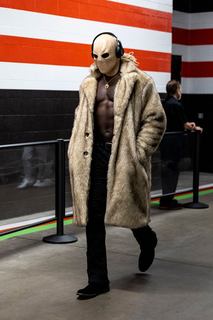 David Njoku of the Cleveland Browns kept his face under wraps in a beige mask that covered everything but his eyes. 