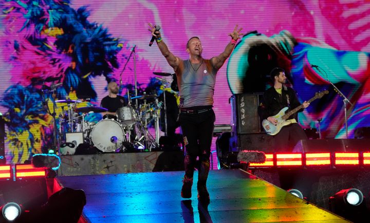 Οι Will Champion, Chris Martin και Guy Berryman των Coldplay στη σκηνή του Rose Bowl της Καλιφόρνιας, 30 Σεπτεμβρίου 2023. (AP Photo/Chris Pizzello)