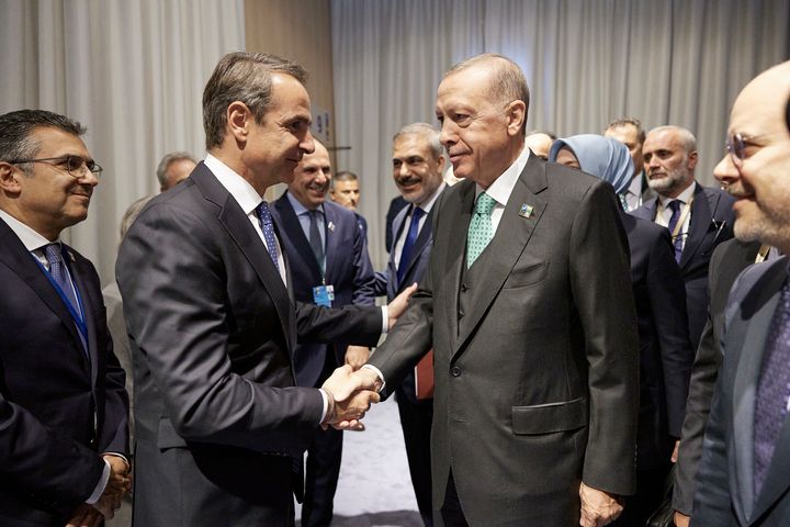 Σε αυτή τη φωτογραφία που παρέχεται από το Γραφείο του Έλληνα Πρωθυπουργού, ο Κυριάκος Μητσοτάκης, αριστερά, δίνει τα χέρια με τον Πρόεδρο της Τουρκίας Ρετζέπ Ταγίπ Ερντογάν πριν από τη συνάντησή τους στη Σύνοδο Κορυφής του ΝΑΤΟ, στο Βίλνιους της Λιθουανίας, Τετάρτη 12 Ιουλίου 2023. (Dimitris Papamitsos/Greek Prime Minister's Office via AP)