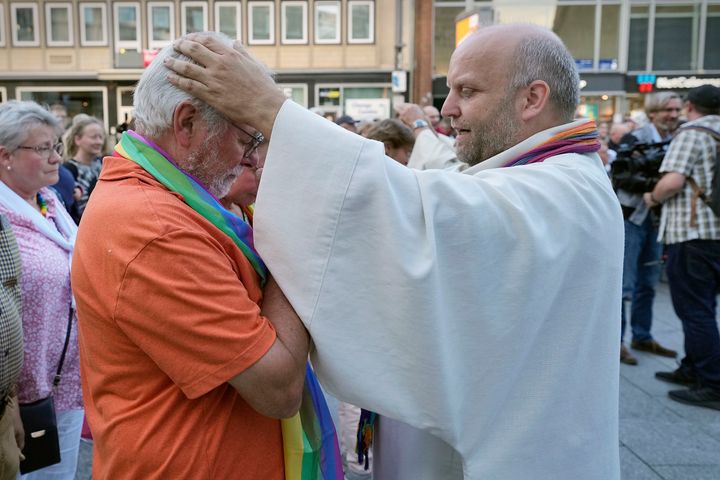 Ευλογία για ομόφυλα ζευγάρια από ιερείς έξω από τον καθεδρικό ναό της Κολονίας στην Γερμανία (20 Σεπτεμβριου 2023)