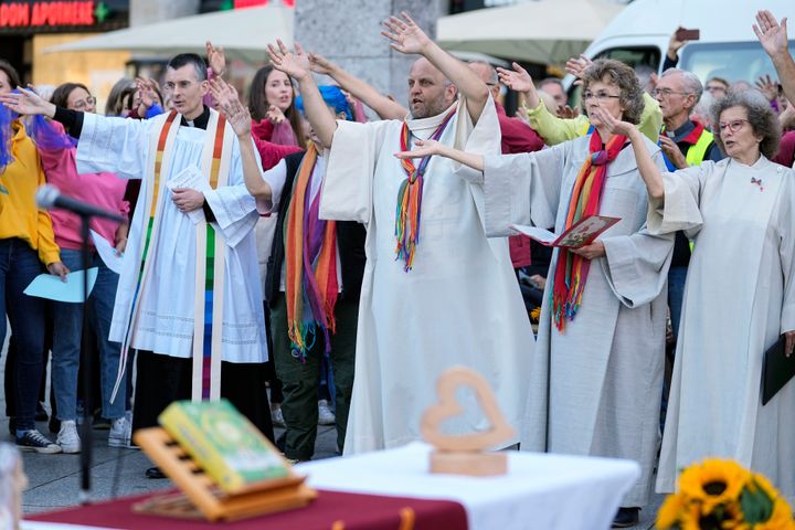 Ευλογία για ομόφυλα ζευγάρια από ιερείς έξω από τον καθεδρικό ναό της Κολονίας στην Γερμανία (20 Σεπτεμβριου 2023)