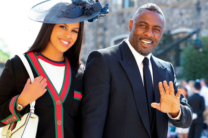 Elba arrive avec sa fiancée d'alors, Sabrina Dhowre, pour la cérémonie de mariage du prince Harry et de Meghan Markle à la chapelle Saint-Georges du château de Windsor, à Windsor, le 19 mai 2018.
