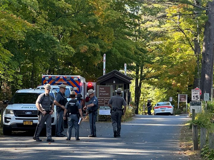 Η αστυνομία έχει αποκλείσει την είσοδο του Moreau Lake State Park κατά την διάρκεια των ερευνών για την 9χρονη Σάρλοτ Σένα.