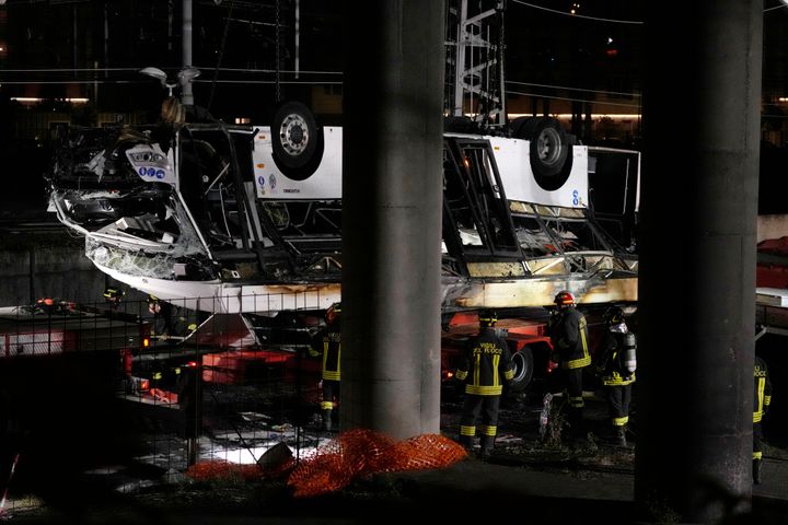 Ιταλοί πυροσβέστες εργάζονται στον τόπο ατυχήματος επιβατικού λεωφορείου στο Μέστρε, κοντά στη Βενετία, Ιταλία (4/10/2023)