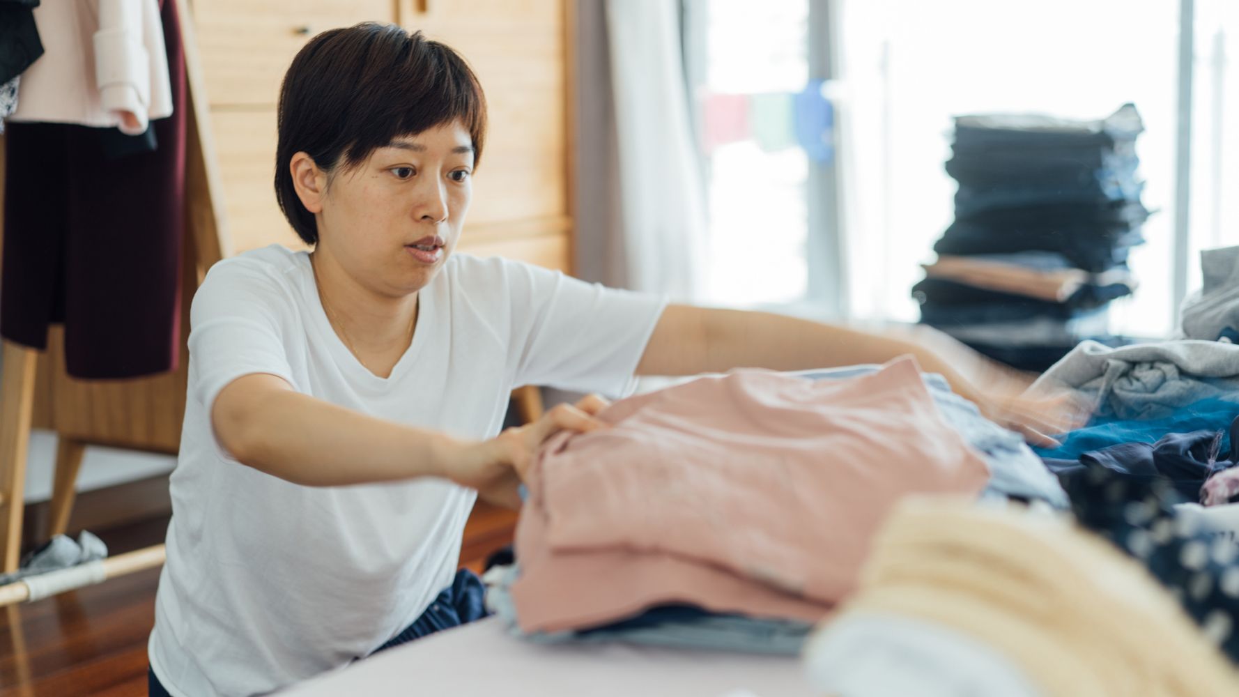 夏服を上手にしまうコツは「シワ防止に〇〇を挟む」こと。秋の