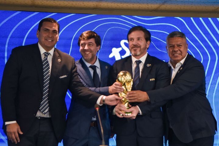 Ο πρόεδρος της ποδοσφαιρικής ομοσπονδίας της Παραγουάης Robert Harrison, ο πρόεδρος της ποδοσφαιρικής ομοσπονδίας της Ουρουγουάης Ignacio Alonso, ο πρόεδρος της Conmebol Alejandro Dominguez και ο πρόεδρος της ποδοσφαιρικής ομοσπονδίας της Αργεντινής Claudio Tapia κρατούν ένα αντίγραφο του τροπαίου του Παγκοσμίου Κυπέλλου μετά την ανακοίνωση σε συνέντευξη Τύπου στο Luque, Παραγουάη, στις 4 Οκτωβρίου 2023,