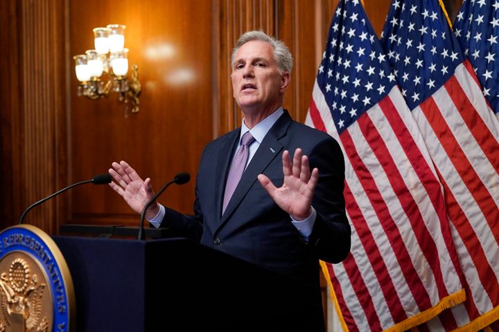 Le représentant Kevin McCarthy (Républicain de Californie) s'adresse aux journalistes au Capitole des États-Unis mardi, quelques heures après avoir été démis de ses fonctions de président de la Chambre.