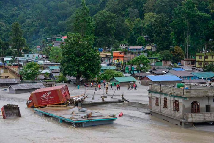 Ένα όχημα που παρασύρθηκε βρίσκεται πάνω από ένα βυθισμένο κτίριο μετά από πλημμύρες που προκλήθηκαν από ξαφνική ισχυρή βροχόπτωση και κατέκλυσαν την πόλη Ράνγκπο στο Σικίμ της Ινδίας, την Πέμπτη 5 Οκτωβρίου 2023.