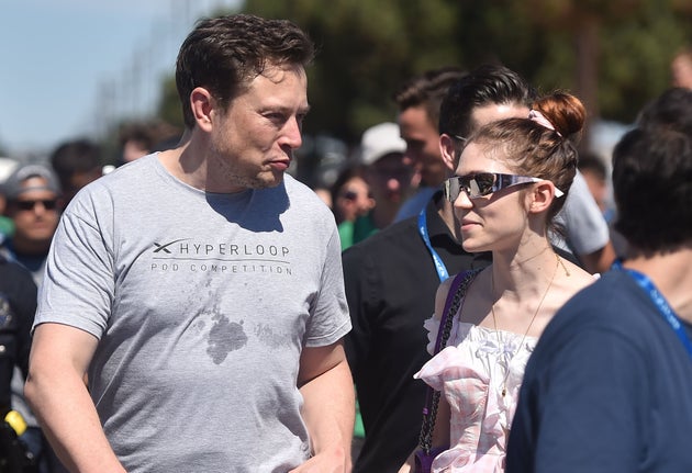 （左から）イーロン・マスクさんとグライムスさん（2018年7月22日）