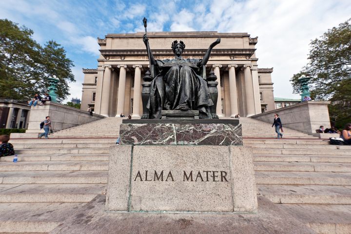 Νέα Υόρκη, ΗΠΑ - 16 Οκτωβρίου 2008: Το άγαλμα Άλμα Μάτερ και το κτήριο της Βιβλιοθήκης Low Memorial στην πανεπιστημιούπολη του Columbia University στο Upper West Side του Μανχάταν. Το όνομα του αγάλματος είναι Alma Mater (μητέρα που ανατρέφει), και δημιουργήθηκε το 1903 από τον διάσημο καλλιτέχνη Daniel Chester French."
