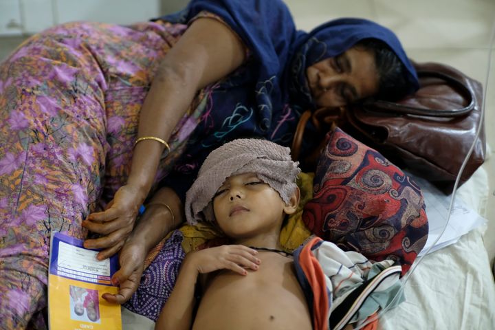Ένα παιδί που πάσχει από δάγκειο πυρετό δέχεται θεραπεία σε νοσοκομείο στην Ντάκα του Μπαγκλαντές, (4/9/2023). Το Μπανγκλαντές παλεύει με μια επιδημία ρεκόρ του δάγκειου πυρετού.