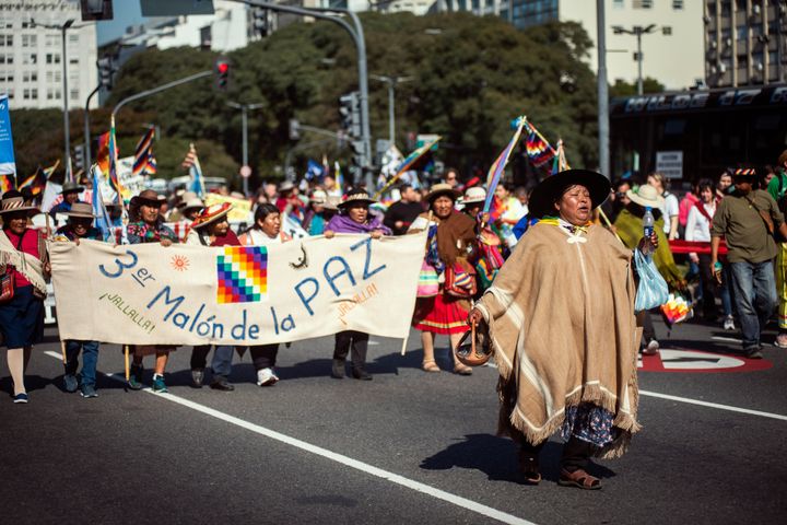 Χιλιάδες αυτόχθονες έφτασαν έως το Μπουένος Άιρες με πανό για να διαμαρτυρηθούν για την "La Pachamama," την «Μητέρα Γη» και το νόμο που δίνει απεριόριστη δυνατότητα εξόρυξης στις περιοχές τους.