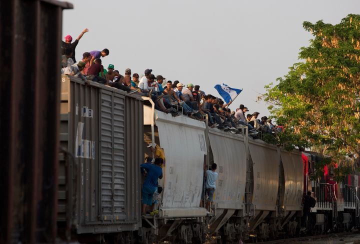 Φωτό αρχείου: Μετανάστες από την Κεντρική Αμερική ανεβαίνουν πάνω σε εμπορευματικό τρένο κατά τη διάρκεια του ταξιδιού τους προς τα σύνορα ΗΠΑ-Μεξικού, στο Ixtepec της Πολιτείας Οαχάκα, Μεξικό, 23 Απριλίου 2019.