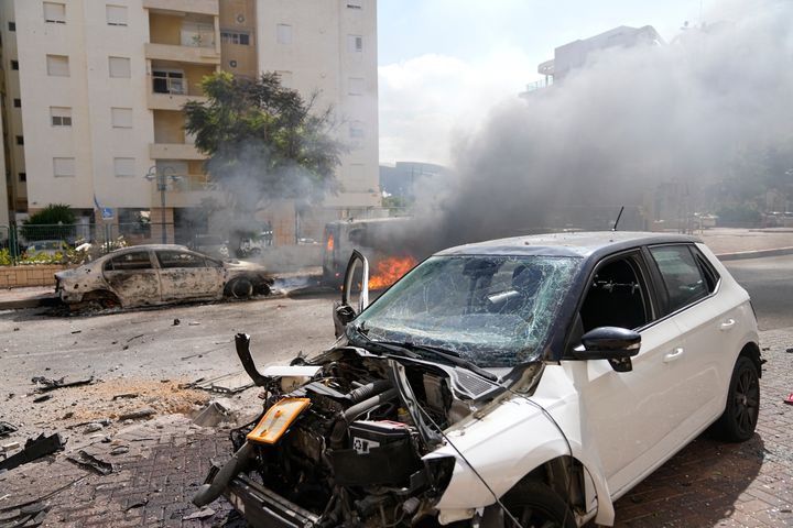 イスラエル南部の街アシュケロンで、ハマスによる奇襲攻撃で破壊された車（2023年10月7日）