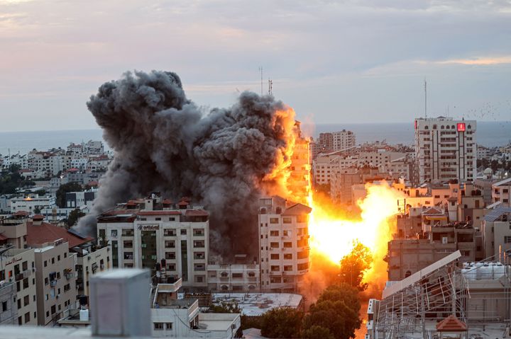 イスラエル軍のガザ地区への空爆で煙と炎が上がった（2023年10月7日）