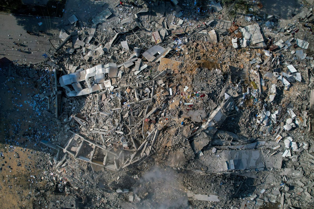 Eρειπία ενός κτηρίου μετά ισραηλινή αεροπορική επιδρομή, στην πόλη της Γάζα(AP Photo/Hatem Moussa)