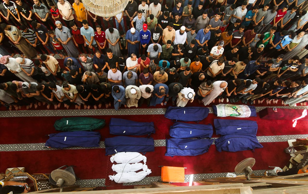 Προσευχή δίπλα στους νεκρά σώματα των μελών της οικογένειας του Salem Abu Quta, ενός μαχητή της Χαμάς, κατά τη διάρκεια της κηδείας τους. Σκοτώθηκαν μετά από ισραηλινό χτύπημα στο σπίτι τους στον προσφυγικό καταυλισμό Ράφα, νότια Λωρίδα της Γάζας, Κυριακή, 8 Οκτωβρίου 2023 (AP Photo/Hatem Ali) 