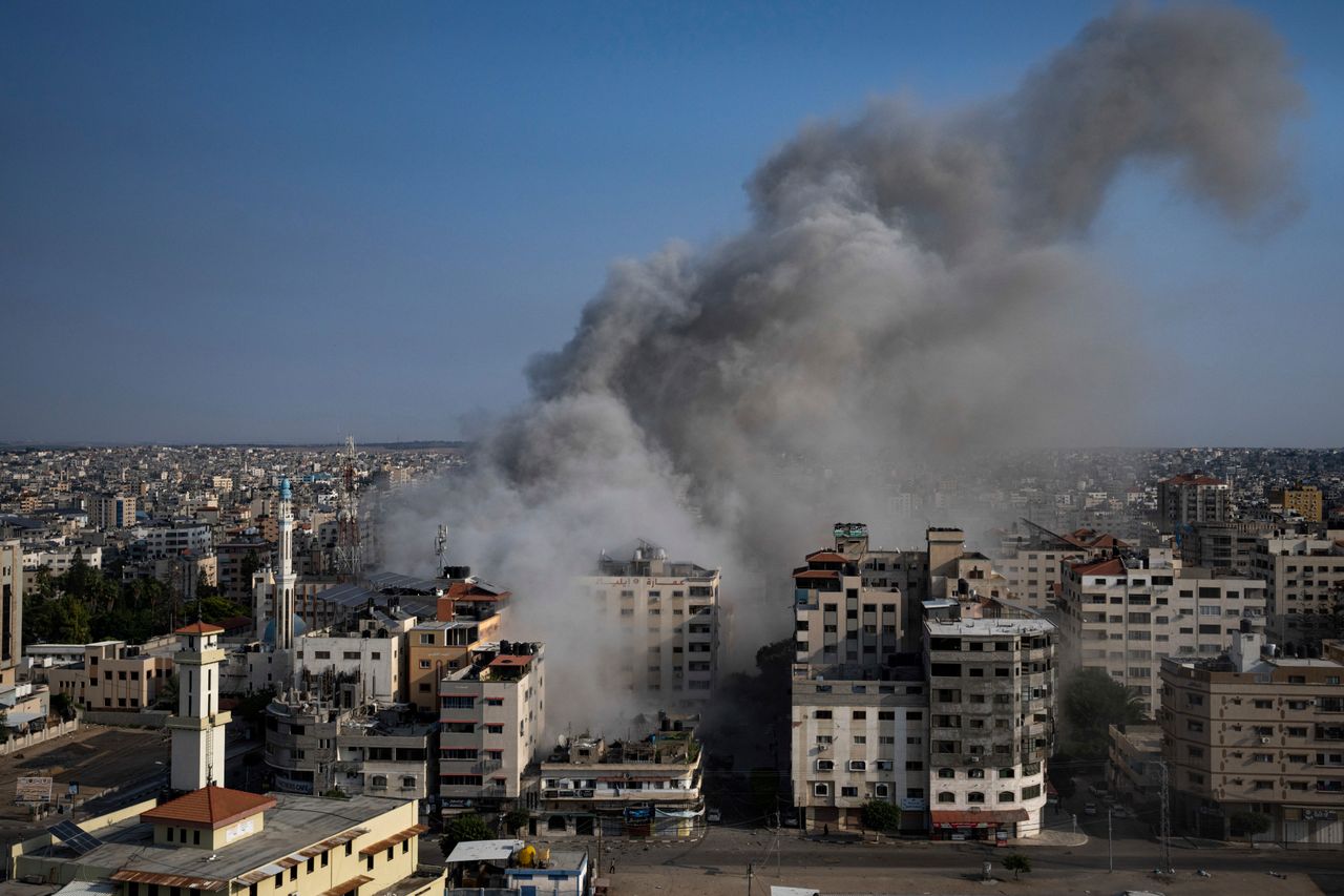 Καπνός σε κτήρια μετά από ισραηλινή αεροπορική επιδρομή, στην πόλη της Γάζας, Κυριακή, 8 Οκτωβρίου 2023. (AP Photo/Fatima Shbair)