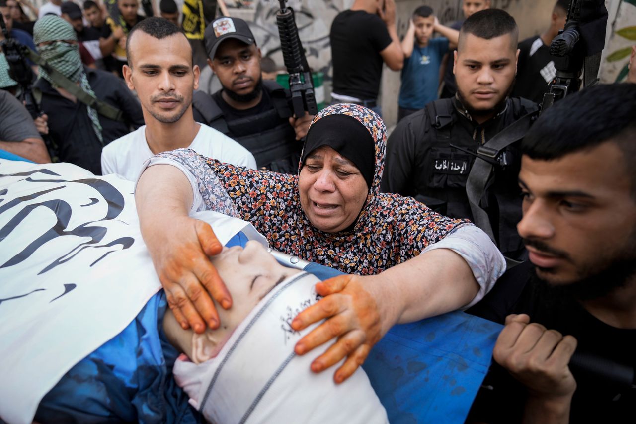 Συγγενείς θρηνούν τον 19χρονο Ahmad Awawda, ο οποίος σκοτώθηκε σε συγκρούσεις με ισραηλινά στρατεύματα κοντά στην πόλη Ναμπλούς (AP Photo/Majdi Mohammed)